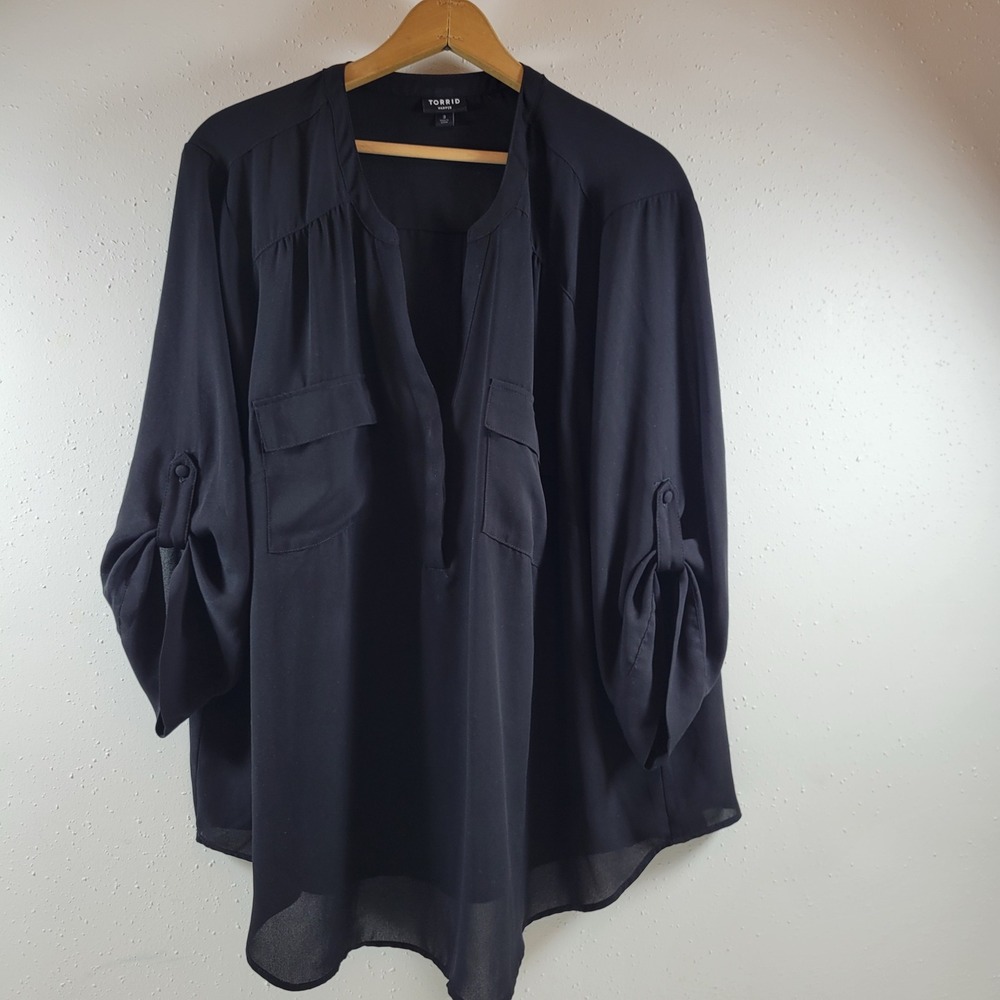 Torrid Harper Blouse Womens 3 Black Excellent Roll Tab Sleeve Georgette Pullover